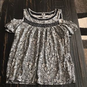 Lucky Brand cut out shoulder short sleeve blouse